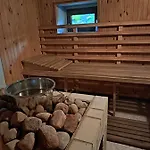 Dom Nad Jeziorem Radunskim 度假居